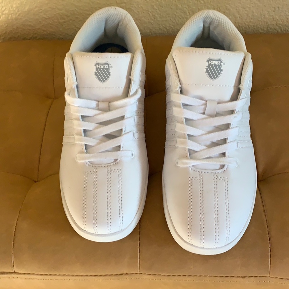 Selling a brand new pair of K-Swiss.